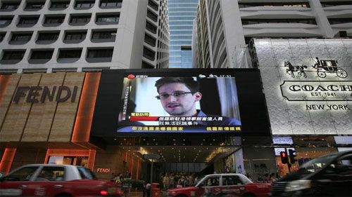 Tivi đang đưa tin về những tiết lộ của cựu nhân viên an ninh Mỹ Edward Snowden tại một trung tâm mua sắm ở Hongkong, ngày 23-6-2013. Ảnh AP