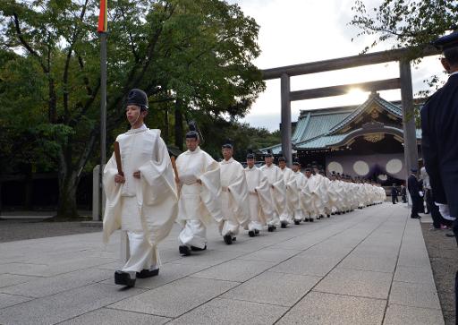 Việc chính trị gia Nhật thăm đền Yasukuni là vấn đề nhạy cảm trong quan hệ giữa các nước Đông Á (Nguồn: AFP)