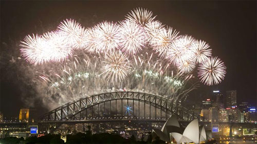 Pháp hoa tưng bừng trên cầu Harbour, Sydney. Ảnh Reuters