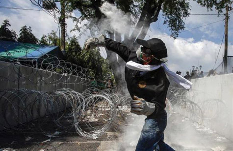 Người biểu tình đối đầu với cảnh sát trong lần biểu tình cuối 2013. Ảnh: Reuters