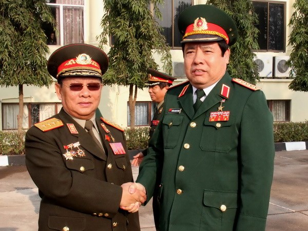 Bộ trưởng Douangchay Phichith đón Bộ trưởng Quốc phòng Việt Nam Phùng Quang Thanh. Ảnh: Hoàng Chương/Vietnam+