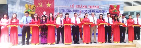 Lãnh đạo tỉnh,  TP. Mỹ Tho và TP. Nam Định tham gia nghi thức khánh thành Trường THCS Nam Định.    