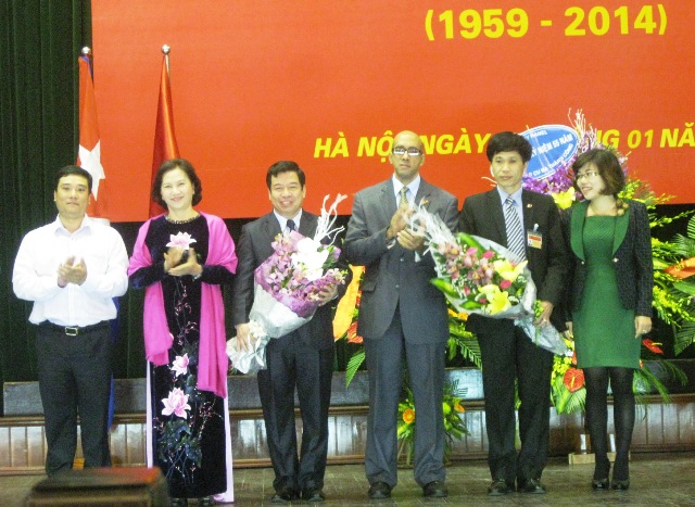 Phó Chủ tịch Quốc hội Nguyễn Thị Kim Ngân và Đại sứ Cuba Herminio Diaz Lopez chúc mừng Chi hội hữu nghị Việt Nam - Cu ba Học viện Chính trị - Hành chính Quốc gia Hồ Chí Minh ra mắt (Ảnh: KL)