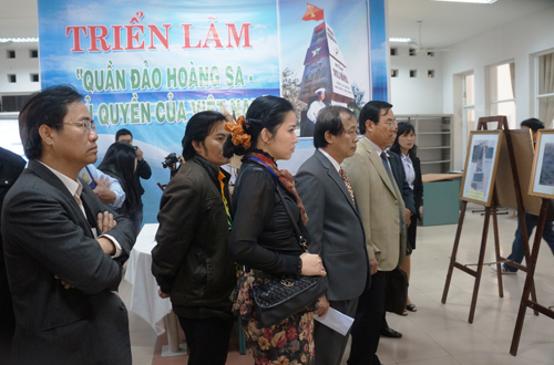  Các vị khách và cán bộ, giảng viên Đại học Ngọai ngữ Đà Nẵng tham quan Triển lãm