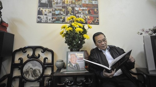 Tác giả Trần Tuấn bên cuốn sách “Tướng Giáp trong lòng dân”.