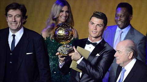 Cristiano Ronaldo bước lên bục cao nhất của bóng đá thế giới. Ảnh: bongdaplus.vn