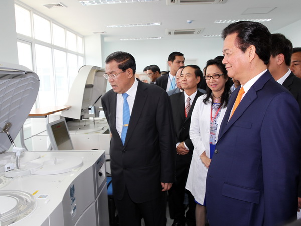 Thủ tướng Nguyễn Tấn Dũng và Thủ tướng Hun Sen thăm Bệnh viện Chợ Rẫy-Phnom Penh. 