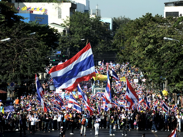 Người biểu tình Thái Lan tuần hành trên các đường phố ở Bangkok. 