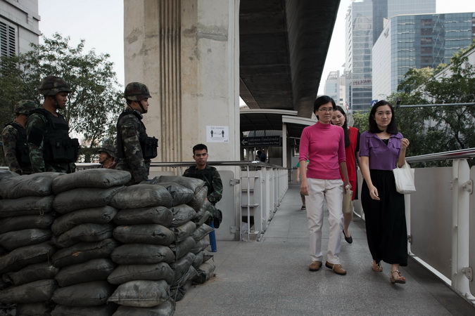 Binh sỹ Thái Lan gác tại một địa điểm ở Bangkok ngày 16-1. 