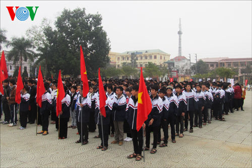 Hàng ngàn học sinh, đoàn viên thanh niên tỉnh Điện Biên có mặt tại quảng trường lớn để hưởng ứng buổi lễ 