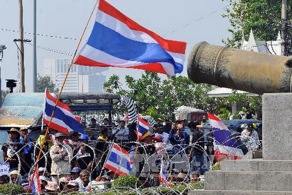 Người biểu tình phong tỏa một đường phố ở Bangkok, ngày 22-1. 