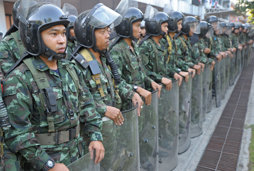 Binh sỹ Thái Lan triển khai bảo vệ tòa nhà chính phủ ở Bangkok ngày 1-12-2013. 