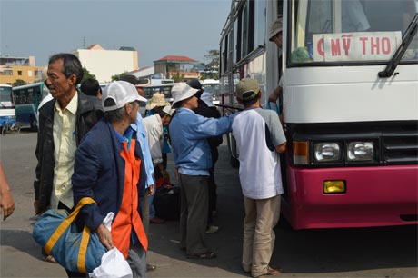 Hành khách xuống xe tại Bến xe Tiền Giang.