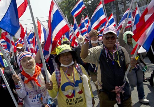 Những người biểu tình chống chính phủ tuần hành tại thủ đô Bangkok ngày 24-1.