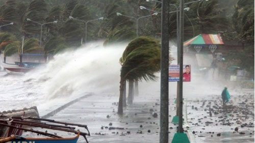 Những con sóng lớn đập vào bờ ở tỉnh Albay, Philippines trong siêu bão Haiyan .Ảnh: AFP