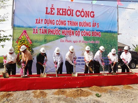 Lãnh đạo tỉnh, huyện, xã động thổ khởi công xây dựng công trình đường ấp 5, xã Tân Phước.