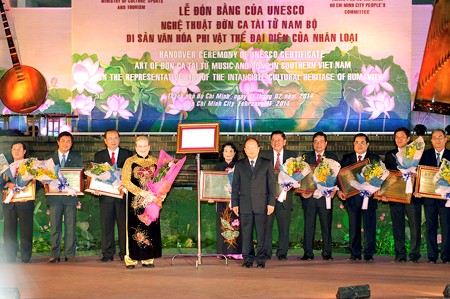 Đại diện các địa phương nhận Bằng của UNESCO vinh danh Nghệ thuật Đờn ca tài tử Nam bộ là Di sản văn hóa phi vật thể đại diện của nhân loại. Ảnh: Nhật Bắc