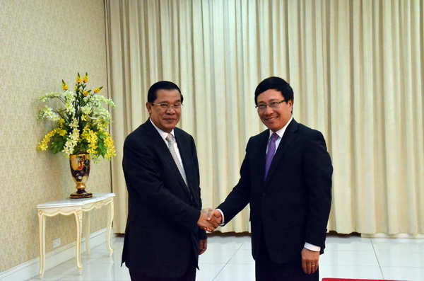 Thủ tướng Hun Sen bắt tay Phó Thủ tướng, Bộ trưởng Ngoại giao Phạm Bình Minh trước lúc vào buổi tiếp. 