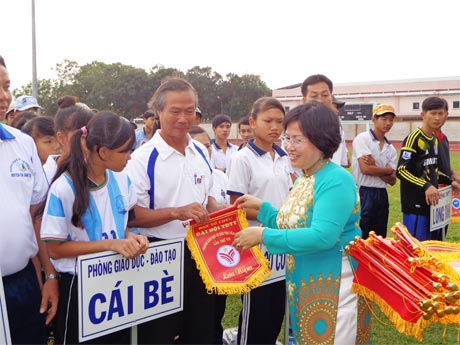 Bà Trần Thị Quý Mão, Phó Giám đốc Sở GD-ĐT trao cờ lưu niệm cho các đoàn.