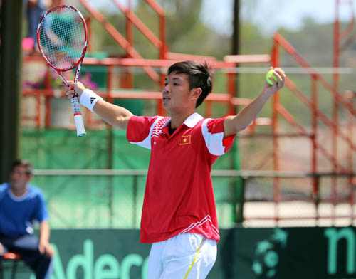 Hoàng Thiên áp đảo đối thủ để giành trận thắng cân bằng tỷ số 1-1 cho đội tennis Việt Nam. Ảnh: Đông Huyền