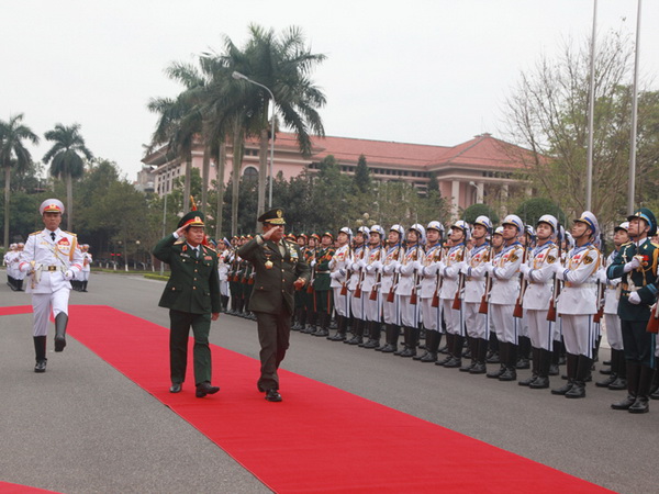 Thượng tướng Đỗ Bá Tỵ và Đại tướng Moeldoko duyệt đội danh dự. 