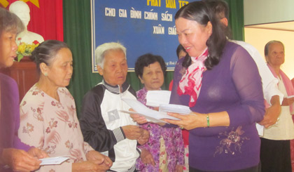 Bà Trần Kim Mai, phó chủ tịch UBND tỉnh tặng quà gia đình chính sách, hộ nghèo tại xã Lương Hòa Lạc, huyện Chợ Gạo.