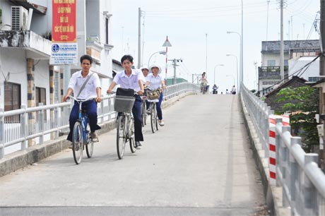 Kết cấu hạ tầng giao thông nội ô thị trấn Cai Lậy  được xây dựng hoàn chỉnh, hướng đến thị xã  (Cầu Tứ Kiệt, thị trấn Cai Lậy).     Ảnh: HỮU NGHỊ