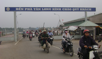 bến Phà trung tâm Tân Long nối liền huyện Gò Công Tây và huyện Tân Phú Đông mở ra hướng phát triển mới cho vùng đất cù lao