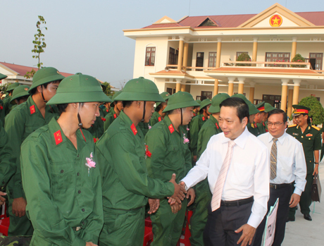 Đồng chí Trần Thế Ngọc – Bí thư Tỉnh ủy Tiền Giang động viên thanh niên huyện châu thành lên đường BVTQ - ảnh Thanh Lâm