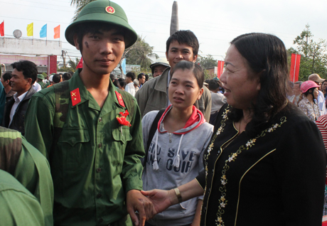 Trần Kim Mai – Phó Chủ tịch thường trực UBND tỉnh Tiền Giang động viên thanh niên huyện Gò Công Đông lên đường BVTQ. Ảnh Lê Tiễn