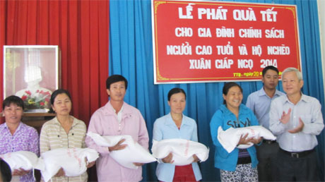 Công ty Lương thực Tiền Giang tặng quà hộ nghèo dịp Tết Giáp Ngọ 2014. Ảnh: Vân Anh