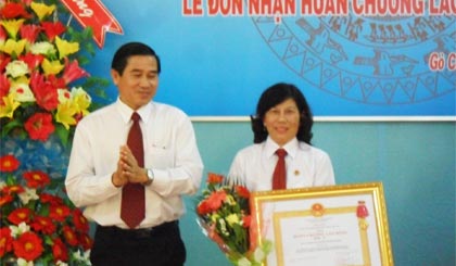 Ông Lê Văn Hưởng, Tỉnh ủy viên,  Bí thư Huyện ủy  trao Huân chương Lao động hạng Ba cho TAND huyện Gò Công Đông.