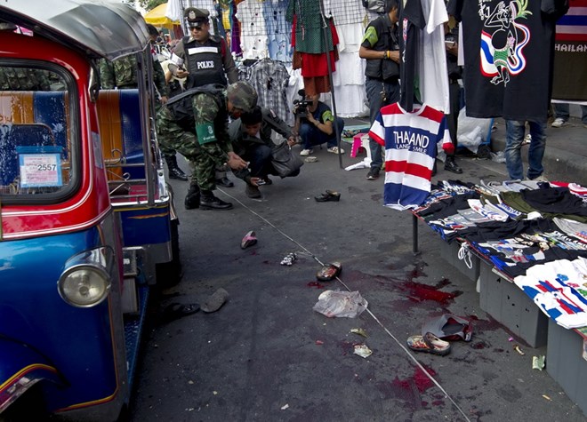 Binh sỹ Thái Lan điều tra tại hiện trường vụ nổ ngày 23/2. (Ảnh: AFP/TTXVN)