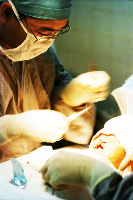 Bác sĩ thực hiện phẫu thuật cho trẻ. 		Ảnh: Duy Anh