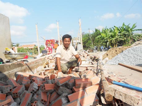 Anh Trương Văn Bỉnh đang di dời căn nhà để bàn giao mặt bằng.