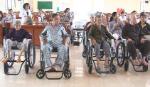 Trao 30 chiếc xe lăn cho người già và người khuyết tật