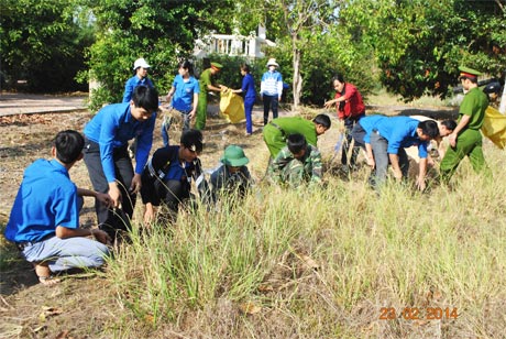 ĐV-TN tham gia dọn dẹp vệ sinh Lũy Pháo Đài.