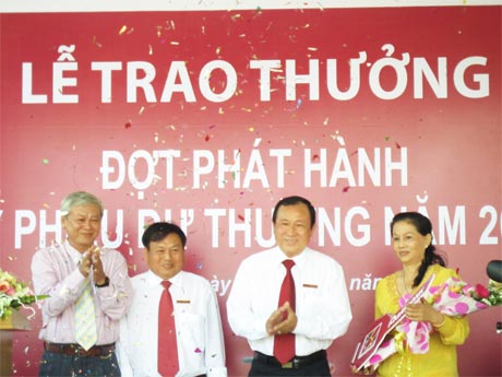 Ông Trần Trọng Hùng, Giám đốc Agribank Tiền Giang Trao chìa khóa tượng trưng cho khách hàng may mắn.