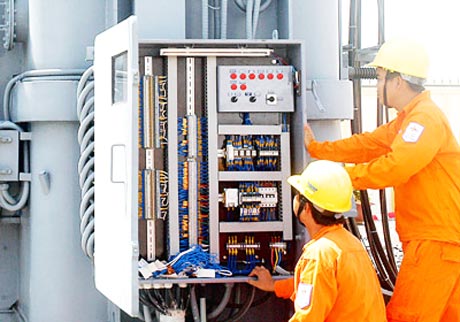 Công nhân Tổng Công ty Điện lực miền Nam vận hành trạm biến thế cung cấp điện tại tỉnh Tiền Giang.