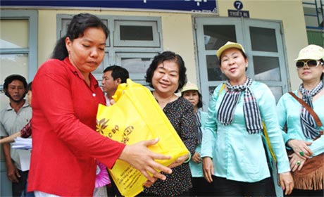 Nguyên Phó Chủ tịch nước Trương Mỹ Hoa tặng quà cho hộ nghèo.