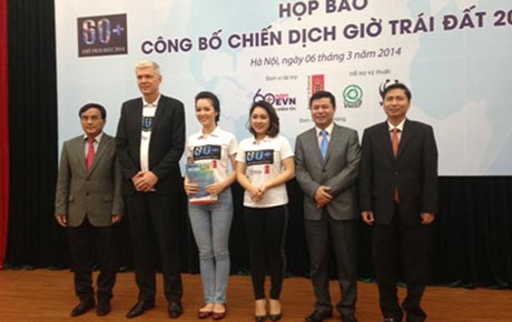  Đại diện lãnh đạo EVN và các Đại sứ của Chiến dịch Giờ Trái đất 2014.