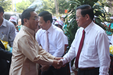  Ông Nguyễn Văn Khang, Chủ tịch UBND tỉnh bắt tay thân mật với Ngài Thủ tướng Chính phủ Cộng hòa Nhân dân Lào Thongsing Thammavong.