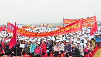 Hàng ngàn người lao động dự lễ phát động Tuần lễ an toàn vệ sinh lao động phòng chống cháy nổ năm 2014.