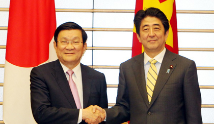 Chủ tịch nước Trương Tấn Sang hội đàm với Thủ tướng Nhật Bản Shinzo Abe, tại Văn phòng Thủ tướng hôm 18-3. 