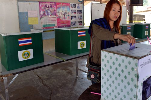  Cử tri Thái Lan bỏ phiếu tại một địa điểm bầu cử ở làng Taa Ta Kho, phía nam thủ đô Bangkok. Ảnh: AFP-TTXVN