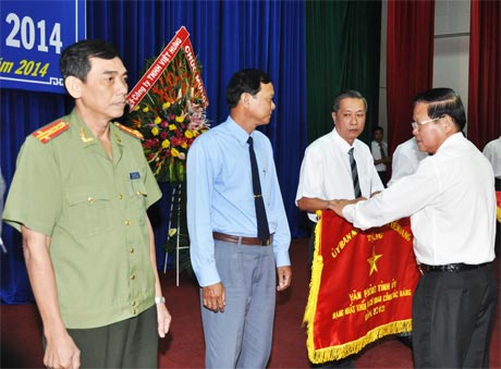 Chủ tịch UBND tỉnh Nguyễn Văn Khang tặng Cờ thi đua  cho các đơn vị đạt thành tích xuất sắc năm 2013.