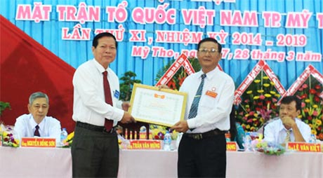 Chủ tịch UBND tỉnh Nguyễn Văn Khang tặng Bằng khen.