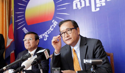 Lãnh đạo Đảng CNRP Sam Rainsy bày tỏ mong muốn trở lại bàn đàm phán với Đảng CPP tại buổi họp báo hôm 28-12-2013.