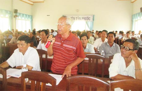 Ông Trần Kim Ngọc, đại diện các hộ dân phát biểu ý kiến tại buổi tiếp xúc.