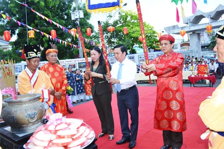 Bí thư Tỉnh ủy Trần Thế Ngọc (giữa), Phó Bí thư Tỉnh ủy Lê Hồng Quang và Phó Chủ tịch Thường trực UBND tỉnh Trần Kim Mai dâng hương tưởng niệm.